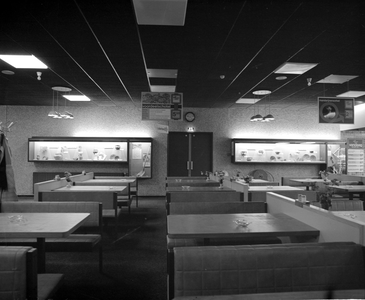 880206 Interieur van het restaurant van het warenhuis HEMA (Oudegracht 137) te Utrecht, met op de achtergrond vitrines ...